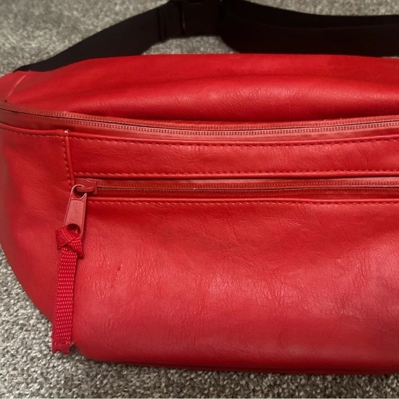 Giant urban outfitters fanny in fair condition couple of issues photographed - Picture 9 of 10